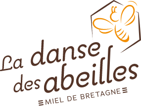 Pictogramme d'abeille stylisé en jaune, entouré d'une alvéole de rayon de miel avec inscrit à sa gauche "La Danse des Abeilles Miel de Bretagne"