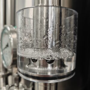 Image d'un barboteur de la brasserie connecté à un fermenteur permettant d'évaluer la fermentation en cours